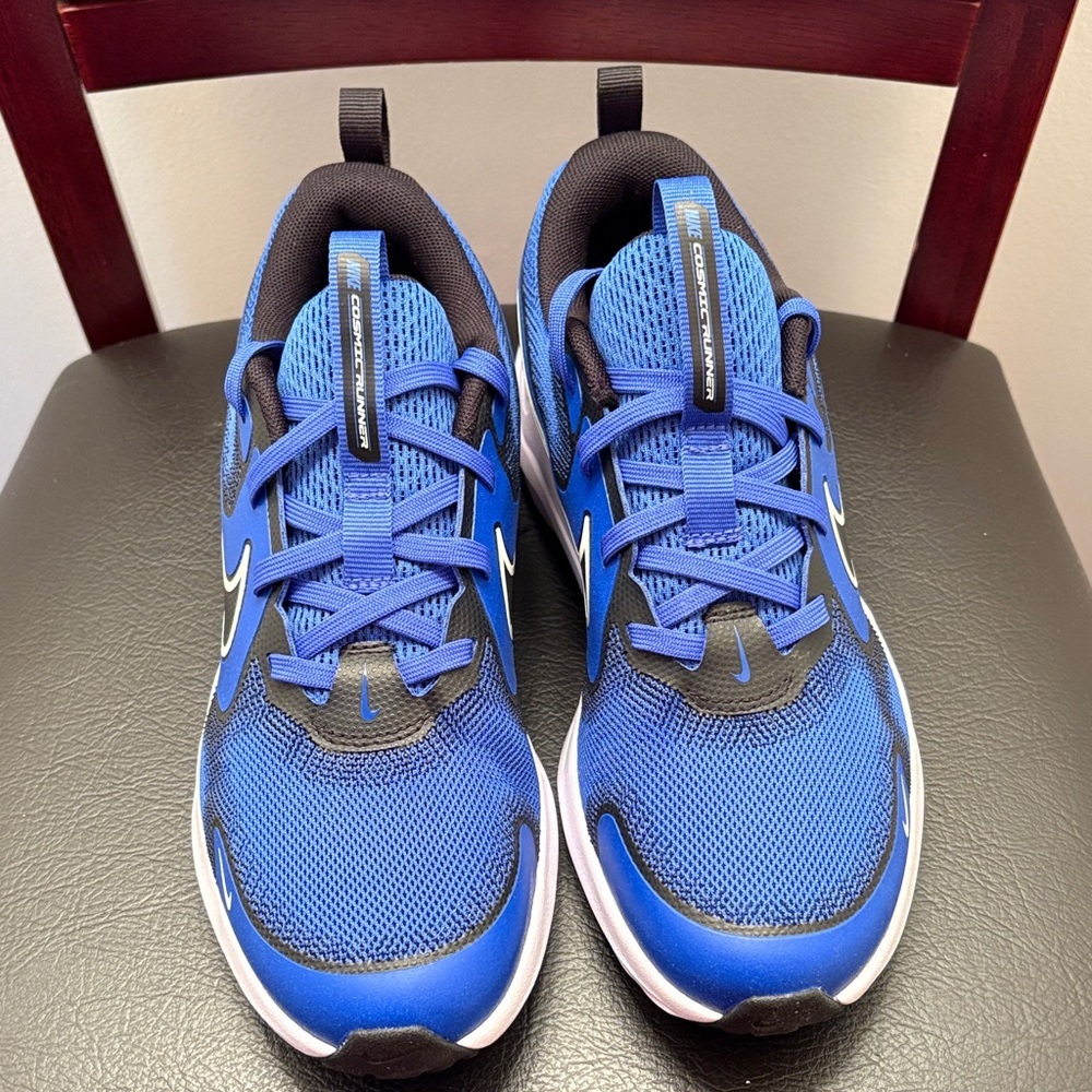 New Nike Boys Cosmic Runner Black and Blue Sneakers Size 5 1/2 - Picture 3 of 5